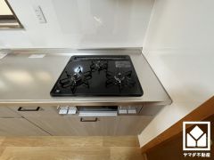 家族のごはん作りがはかどる。同時調理ができる3口コンロ付き。
