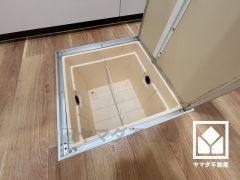 キッチンには床下収納がございます。災害時の非常食や食料品のストックなどを保存できます。