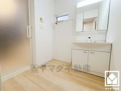 収納付きでスッキリお使い頂ける3面鏡の洗面台です。洗面ボウルが広めなので、忙しい朝でも身支度がしやすく時短になります。