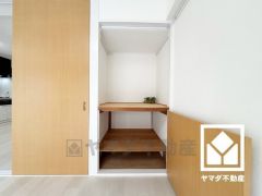 クローゼットは奥行きがあるので、収納力も申し分ありません。