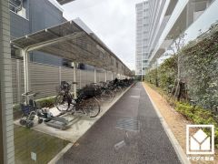 サイクルラックの設置された駐輪場を完備。スッキリ整理されて、自転車同士の接触や転倒の心配がございません。屋根付きのバイク置き場もございます。