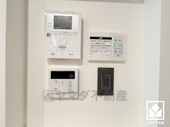 突然の来訪時でも安心なモニター付きインターホン「どこでもドアホン」を完備。ワイヤレスモニター子機で家じゅうどこにいても来客者の対応が可能です。