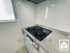 毎日の料理がもっとスムーズに。便利な3口コンロ付きキッチン。