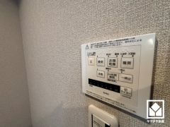 浴室暖房乾燥機付き。真冬の寒い浴室を暖かく、また雨の日の洗濯物の乾燥にと多用途に活躍する機能です。