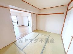 リビングは約6帖の引き戸の和室が隣接しており開放感があります。一体利用も可能です。