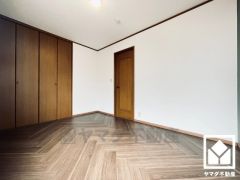 衣類や小物をスッキリ収納できる広々クローゼット付き。