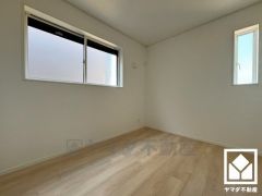 約5.1帖の洋室です。大きな窓からは明るい光が降り注ぎます。柔らかな光が差し込むお部屋で、快適で落ち着いた生活をお送りいただけます。