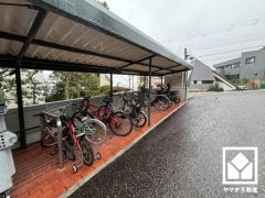 屋根付き駐輪場なので、雨や風、直射日光から自転車を守ることができます。