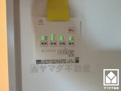 浴室暖房乾燥機付き。真冬の寒い浴室を暖かく、また雨の日の洗濯物の乾燥にと多用途に活躍する機能です。