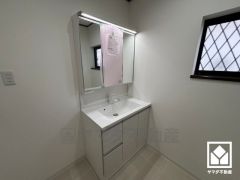 収納付きでスッキリお使い頂ける洗面台です。洗面ボウルが広めなので、忙しい朝でも身支度がしやすく時短になります。