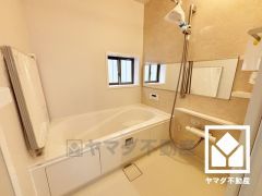 浴室1坪以上でゆったり足が伸ばせるので、毎日の疲れを癒やすバスタイムを実現。小窓が付いているので明るく、こもりがちな湿気もすぐ取り除くことができます。