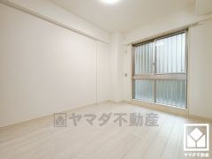 約6.5帖の洋室です。大きな窓からは明るい光が降り注ぎます。柔らかな光が差し込むお部屋で、快適で落ち着いた生活をお送りいただけます。