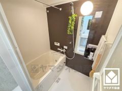 1日の疲れを癒す浴室でゆったりリフレッシュ。清潔感あふれる空間で、毎日のバスタイムをより快適に。