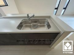 清潔感あふれるシンクで、毎日を気持ちよくスタート。浄水器付きなので、いつでも安心・安全な水をお使いいただけます。