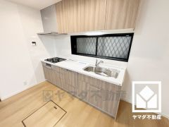 キッチンは空間を有効活用できる壁付けタイプ。窓がございますので、昼間は手元が明るく、お料理がはかどります。床下収納には災害時の非常食や食料品のストックなどを保存できます。