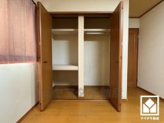 新たに家具を買わなくても良いので、ハンガーパイプ付きのクローゼットは嬉しいですね。奥行きがあるので、収納力も申し分ありません。