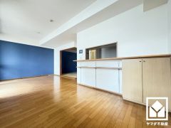 広々15.9帖のLDKが魅力。家族全員がリラックスできる、ゆったりとした快適リビングで温かい団らんの時間を。