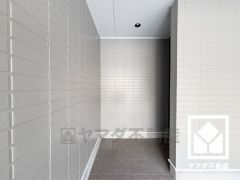 シンプルで洗練された玄関スペース。帰るたびにホッとできる、心地よい住まいの入り口。玄関が外部から見えない構造になっておりプライバシーにも配慮されています。