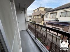 東側バルコニーのため、朝日が気持ちよく入り爽やかな一日を始められます。お掃除道具やガーデニング用品などもスッキリ片付く収納スペースがございます。