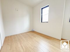 約5帖の2階北側洋室です。大きな窓からは明るい光が降り注ぎます。柔らかな光が差し込むお部屋で、快適で落ち着いた生活をお送りいただけます。