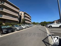 駐車場専用使用権付き（月額500円）。重い荷物や雨の日の移動もスムーズで、快適なカーライフを実現。ご成約でヤマダポイントプレゼント中です。お問合せお待ちしております。