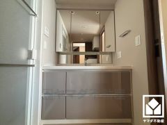 収納付きでスッキリお使い頂ける3面鏡の洗面台です。ワイドなカウンターで、忙しい朝でも身支度がしやすく時短になります。