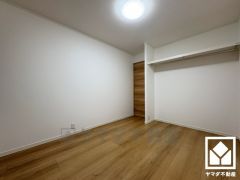 おしゃれなオープンクローゼット付きのお部屋。枕棚付きで整理整頓しやすいです。