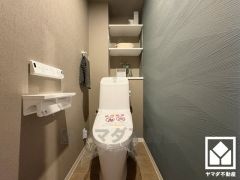 明るく清潔感溢れるトイレです。2連トイレットペーパーホルダーなのでお取替えの手間も軽減できます。