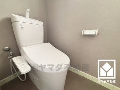 明るく清潔感溢れるトイレです。温水洗浄便座付きで、季節を問わずいつでも温かい便座をお使いいただけます。