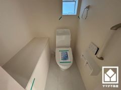 トイレが1階と2階にあるので、朝の忙しい時間にも混雑せず快適です。1階にはトイレットペーパーのストックや消耗品置き場、小物置きなどとしてもお使いいただけるカウンタースペースがございます。