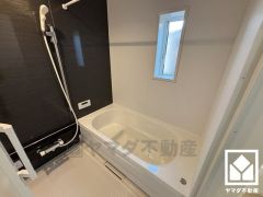 1日の疲れを癒す浴室でゆったりリフレッシュ。小窓が付いているので、こもりがちな湿気もすぐ取り除くことができます。