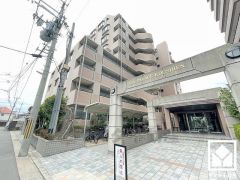 北東側には国道43号線が通っています。阪神高速道路・名神高速道路と繋がる西宮インターチェンジも下道で5分圏内で神戸方面や大阪方面へ出やすく、車での移動にも便利な立地です。