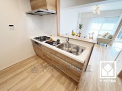 使いやすさとデザイン性を両立。落ち着いた木目調のデザインが魅力のシステムキッチンです。