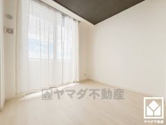 バルコニーにつながるお部屋で、通風・陽当たり良好。