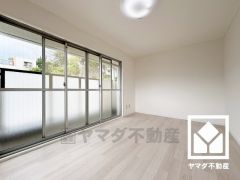 約7.5帖の3階洋室です。バルコニーにつながるお部屋で、通風・陽当たり良好。