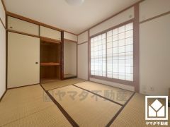 約6帖の和室です。バルコニーにつながるお部屋で、通風・陽当たり良好。