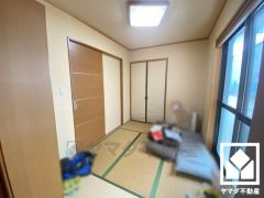 約4.5帖の1階和室です。リビングに隣接しており一体利用も可能です。子どもの遊び場、お昼寝スペース、家族のくつろぎ空間にも。和室があると、暮らしの幅がぐんと広がる。