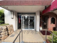 広々とした明るいエントランスです。1階部分、エントランスのすぐ隣には飲食店の店舗が入っています。