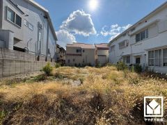 駐車スペースを並列2台分確保。重い荷物や雨の日の移動もスムーズで、快適なカーライフを実現。来客時にも便利です。