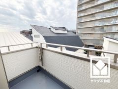 バルコニーが2階と3階に1か所ずつございますので、お洗濯物をたっぷりと干す事ができます。