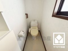 トイレットペーパーのストックや、小物置きなどとしてもお使いいただける戸棚がございます。