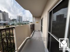 南西向きバルコニーで陽当たり、風通し良好。広々としているため、お洗濯物をたっぷりと干す事ができます。