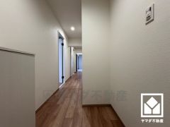 シンプルで洗練された玄関スペース。帰るたびにホッとできる、心地よい住まいの入り口。