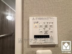 浴室暖房乾燥機付き。真冬の寒い浴室を暖かく、また雨の日の洗濯物の乾燥にと多用途に活躍する機能です。