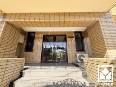 エントランスから始まる、快適な暮らし。オートロック完備の防犯性とデザイン性を両立した、安心の住まい。