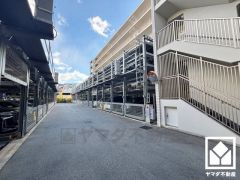 敷地内に屋外機械式の駐車場を完備。重い荷物や雨の日の移動もスムーズで、快適なカーライフを実現。空き状況等は弊社スタッフまでお気軽にお問い合わせください。