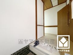 シンプルで洗練された玄関スペース。帰るたびにホッとできる、心地よい住まいの入り口。