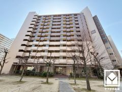 重厚感のあるファサードが、洗練された暮らしを予感させる。品格あるデザインが魅力のマンション。