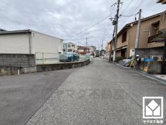 前面道路幅員約6.0mとゆったりとした広さがあるのでファミリーカー等の車の出入りも楽にできます。