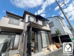 収納付きでスッキリお使い頂ける3面鏡の洗面台がございます。。洗面ボウルが広めなので、忙しい朝でも身支度がしやすく時短になります。（Panasonic製シーラインD530タイプ）